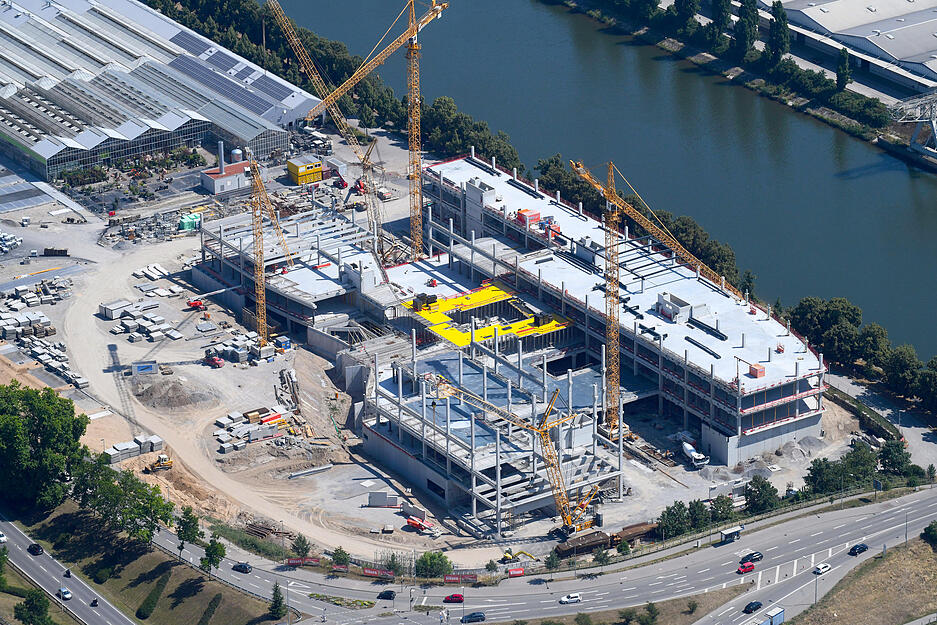 Am Donnerstag wurde Richtfest gefeiert auf der Baustelle von Möbel Rieger.
