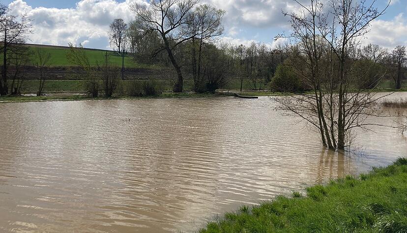 Nach den Regenfällen trat die Elsenz bei Eppingen über die Ufer. Nach den Regenfällen trat die Elsenz bei Eppingen über die Ufer.