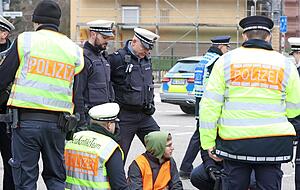 Die Polizei löst die festgeklebten Hände der Mitglieder der "Letzten Generation" Anfang Februar von der Neckarsulmer Straße.