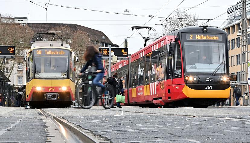Verletzt wurde durch den Unfall zwischen Auto und Straßenbahn niemand. (Symbolbild) Verletzt wurde durch den Unfall zwischen Auto und Straßenbahn niemand. (Symbolbild)