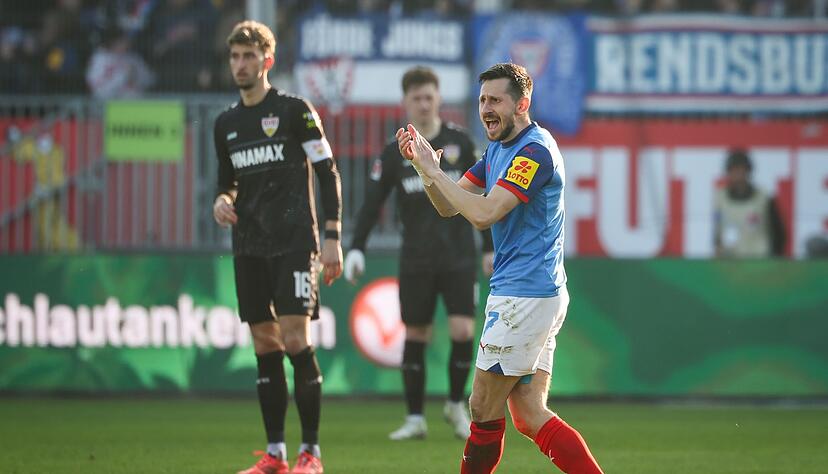 Kiels Steven Skrzybski freut sich auf Partie gegen Stuttgart: «Dafür ist man dann auch als Kind Fußballer geworden.» (Archivbild) Kiels Steven Skrzybski freut sich auf Partie gegen Stuttgart: «Dafür ist man dann auch als Kind Fußballer geworden.» (Archivbild)