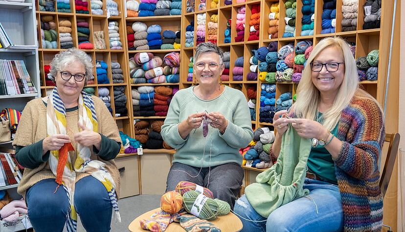 Seit über 40 Jahren stricken die Freundinnen Priska Dillenberger, Regina Blatt und Dagmar Fischer (von links).