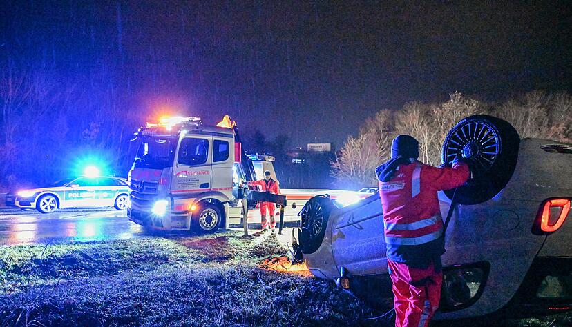 Auf spiegelglatter Fahrbahn &uuml;berschl&auml;gt sich auf der B19 bei Aalen ein Auto, die Fahrerin bleibt unverletzt.
