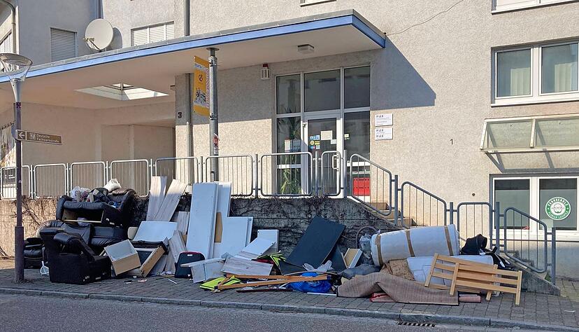 Dieser besonders große Haufen mit Sperrmüll liegt seit Wochen in Kirchardts Ortsmitte – und scheint immer weiter anzuwachsen.
Fotos: Adrian Hoffmann Dieser besonders große Haufen mit Sperrmüll liegt seit Wochen in Kirchardts Ortsmitte – und scheint immer weiter anzuwachsen.
Fotos: Adrian Hoffmann