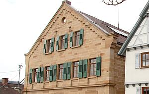 Das alte Schulhaus wurde vor ein paar Jahren aufwendig saniert. Das alte Schulhaus wurde vor ein paar Jahren aufwendig saniert.