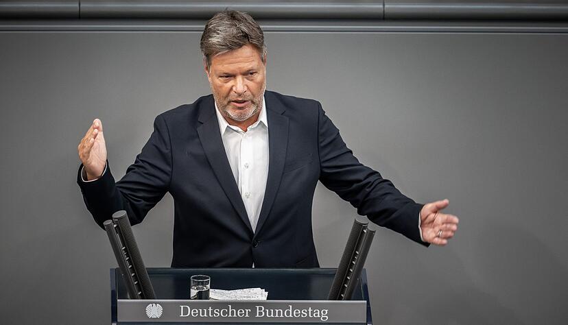 Bundeswirtschaftsminister Robert Habeck (B&uuml;ndnis 90/Die Gr&uuml;nen) spricht im Bundestag.