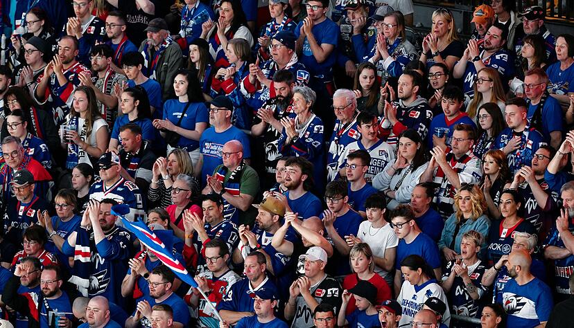 Die Adler-Fans tr&auml;umen vom Titel. (Archivbild)