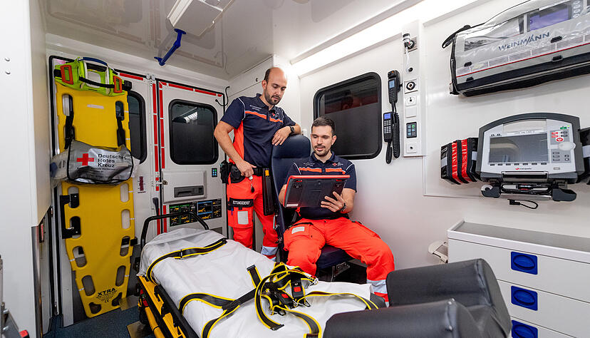 Rettungswege in der Region HN Gesundbrunnen 40 - Unterwegs mit Alex Eisenmann (DRK-Rettungswache und Integrierte Leitstelle) bei der 6-Uhr-Schicht, beim Briefing nach dem Einsatz
