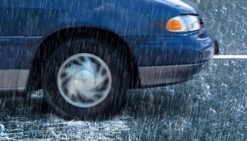 Bloß nicht ins Schwimmen geraten: Bei Gewittern müssen sich Autofahrer vor Aquaplaning in Acht nehmen. Foto: Deutscher Verkehrssicherheitsrat Bloß nicht ins Schwimmen geraten: Bei Gewittern müssen sich Autofahrer vor Aquaplaning in Acht nehmen. Foto: Deutscher Verkehrssicherheitsrat