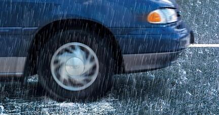 Bloß nicht ins Schwimmen geraten: Bei Gewittern müssen sich Autofahrer vor Aquaplaning in Acht nehmen. Foto: Deutscher Verkehrssicherheitsrat e.V.