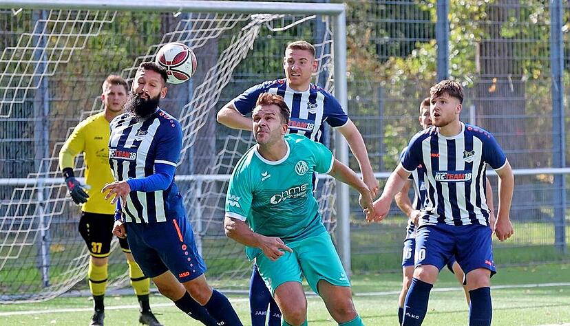 Steigen Sezer Güler (l.) und Obereisesheim nicht in die Bezirksliga auf, wird das Team 2024/25 statt in Richtung Kocher/Jagst wohl im Zabergäu spielen.
Foto: Seidel Steigen Sezer Güler (l.) und Obereisesheim nicht in die Bezirksliga auf, wird das Team 2024/25 statt in Richtung Kocher/Jagst wohl im Zabergäu spielen.
Foto: Seidel