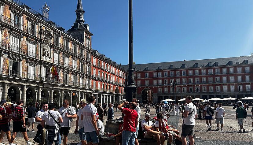 Vor Champions-League-Spiel: VfB-Fans und -Promis auf der Plaza Major in Madrid – die Polizei marschiert auf.
