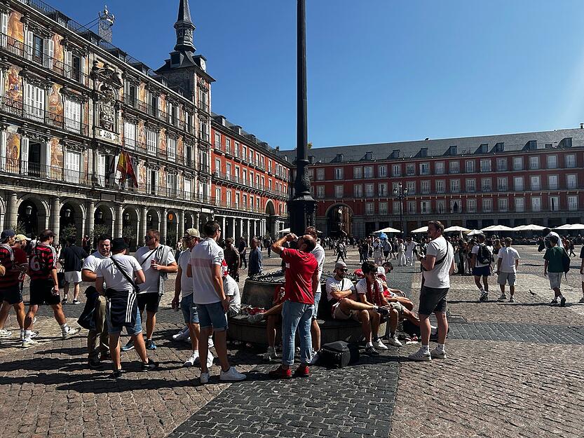 Vor Champions-League-Spiel: VfB-Fans und -Promis auf der Plaza Major in Madrid – die Polizei marschiert auf.