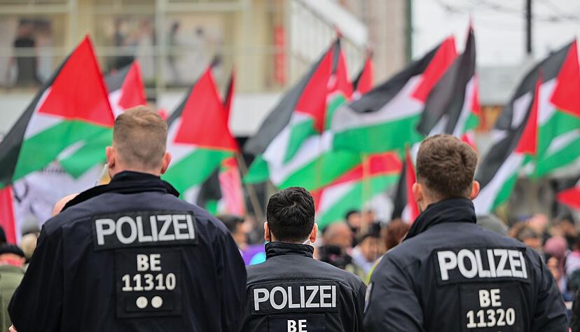 Propalästinensische Demonstranten kritisieren vielfach, dass in Deutschland ihre Meinungsfreiheit eingeschränkt sei, weil immer wieder Demonstrationen aufgelöst würden- (Archivbild) Propalästinensische Demonstranten kritisieren vielfach, dass in Deutschland ihre Meinungsfreiheit eingeschränkt sei, weil immer wieder Demonstrationen aufgelöst würden- (Archivbild)