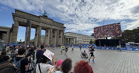 Am vergangenen Sonntag ging es für zehntausende Läufer über 42,195 Kilometer durch Berlin. Ein besonderer Moment ist der Zieleinlauf, der in der Hauptstadt durch das Brandenburger Tor führt.