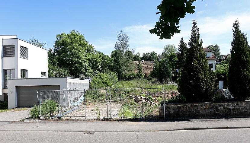 Auf dem Grundstück Oedheimer Straße 28 soll ein Sechs-Parteien-Haus mit Tiefgarage errichtet werden. Direkte Nachbarn wehren sich gegen die Bebauung, weil sie sie zu massiv finden.
Foto: Ralf Seidel Auf dem Grundstück Oedheimer Straße 28 soll ein Sechs-Parteien-Haus mit Tiefgarage errichtet werden. Direkte Nachbarn wehren sich gegen die Bebauung, weil sie sie zu massiv finden.
Foto: Ralf Seidel
