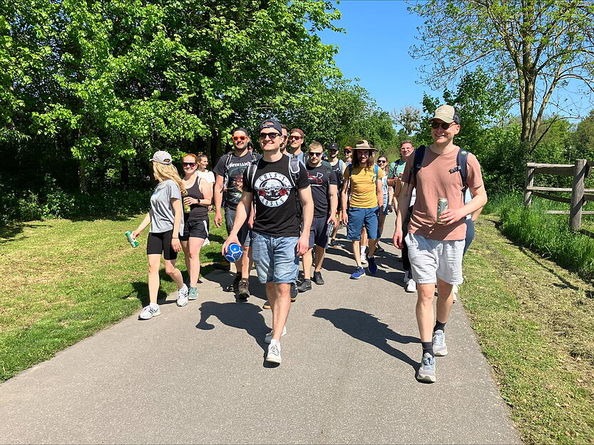 Nach einem Stopp bei der Hohenloher Scheune geht es für die große Gruppe weiter Richtung Obersöllbach. Aber erst wird Flunkyball gespielt.