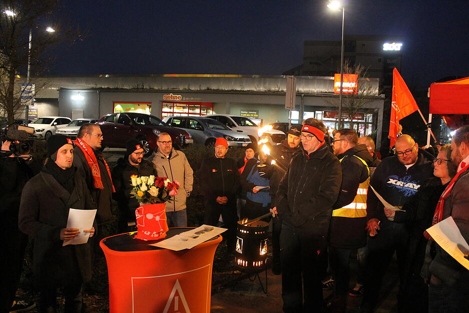 Beschäftigte fordern bei der Mahnwache langfristige Sicherheit und klare Bekenntnisse zu den Bosch-Standorten. Beschäftigte fordern bei der Mahnwache langfristige Sicherheit und klare Bekenntnisse zu den Bosch-Standorten.
