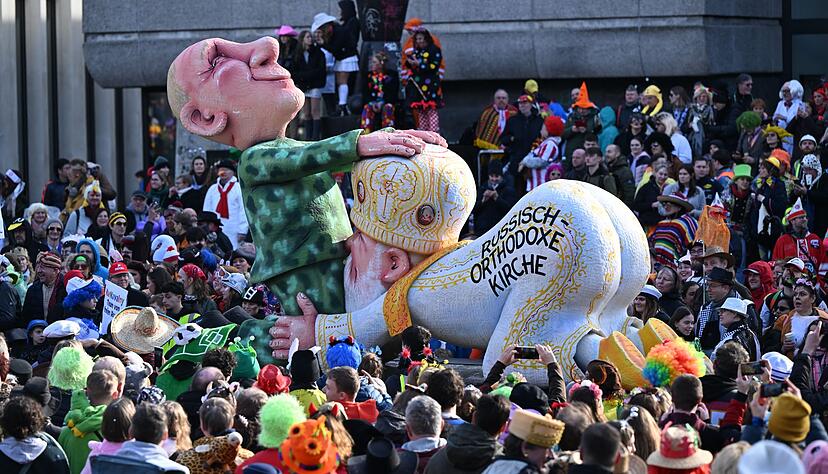 Besonders ein zwischen Kremlchef Wladimir Putin und Patriarch Kirill als Karikatur dargestellter Oralverkehr ist Gegenstand des umstrittenen Gerichtsverfahrens gegen den Karnevalisten Jacques Tilly. (Archivbild) Besonders ein zwischen Kremlchef Wladimir Putin und Patriarch Kirill als Karikatur dargestellter Oralverkehr ist Gegenstand des umstrittenen Gerichtsverfahrens gegen den Karnevalisten Jacques Tilly. (Archivbild)