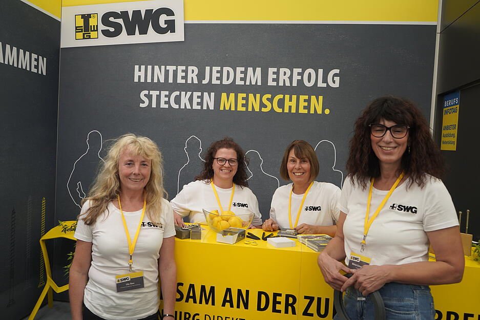 Auf den Wertwiesen waren weiße Hallen aufgebaut, darin zeigen Hohenloher Unternehmen ihre Produkte und werben um Nachwuchskräfte. Auf den Wertwiesen waren weiße Hallen aufgebaut, darin zeigen Hohenloher Unternehmen ihre Produkte und werben um Nachwuchskräfte.