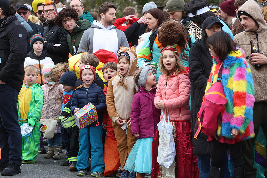 Ausgelassene Stimmung beim Faschingsumzug in Bad Wimpfen mit 15.000 Besuchern