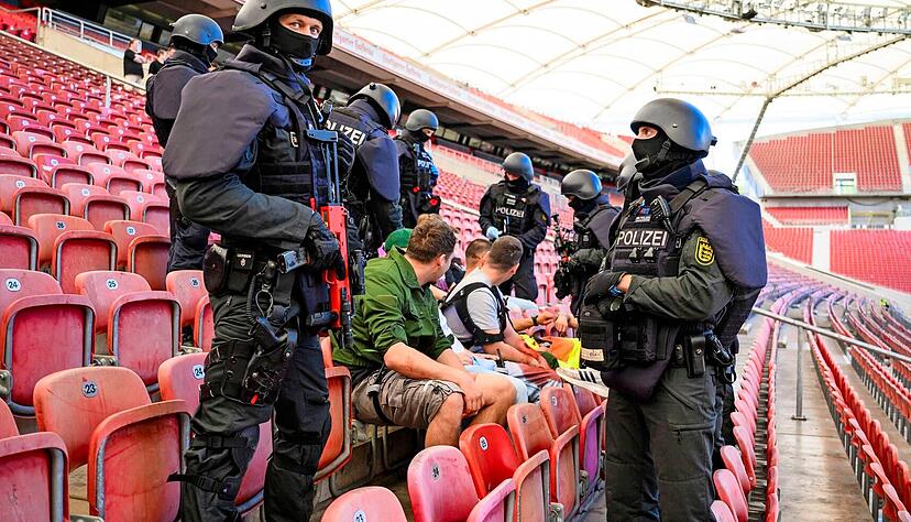 Die Polizei bereitet sich intensiv auf die Fußball-EM vor, die auch in Stuttgart stattfindet. Die Polizei bereitet sich intensiv auf die Fußball-EM vor, die auch in Stuttgart stattfindet.