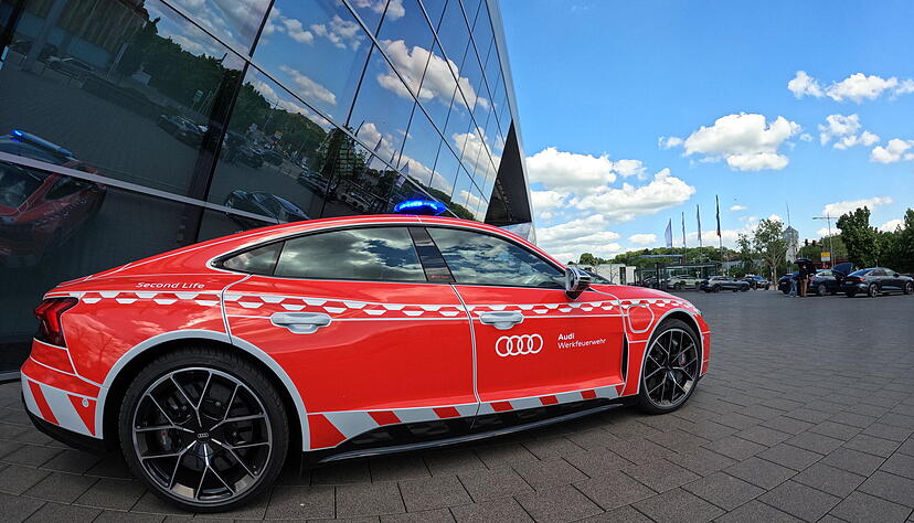 Basisfahrzeug war ein eigentlich verschrottungsfähiges Erprobungsfahrzeug mit rund 30.000 Kilometern Laufleistung, das nun doch noch einen neuen Einsatzzweck erhält. Basisfahrzeug war ein eigentlich verschrottungsfähiges Erprobungsfahrzeug mit rund 30.000 Kilometern Laufleistung, das nun doch noch einen neuen Einsatzzweck erhält.