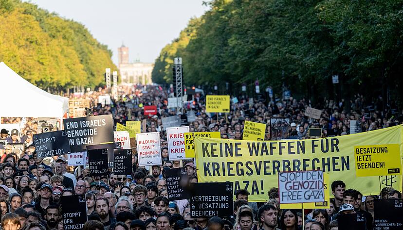 Mehr als 100.000 Menschen haben nach Sch&auml;tzung der Veranstalter am Gaza-Protest teilgenommen. Die Polizei nannte etwas niedrigere Zahlen.