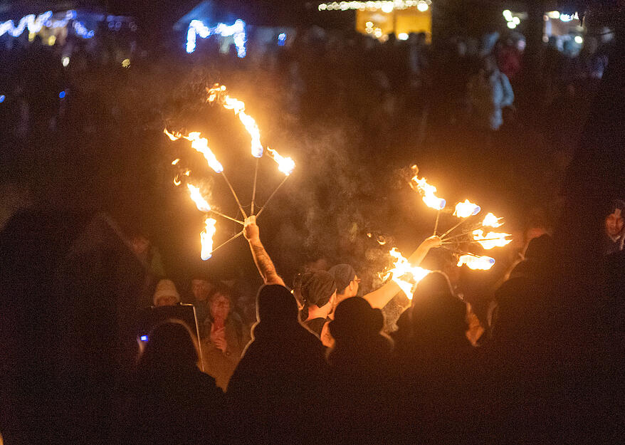 Die Feuershow am Abend ist einer der Höhepunkte am See.
