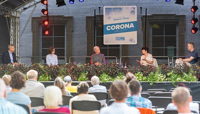 Corona-Forum Deutschhof: Wie geht es weiter in den Schulen? Darüber diskutieren Marco Haaf (von links), Melanie Haußmann, Uwe-Ralf Heer, Karin Schüttler und Christoph Eberlein.
Foto: Mario Berger