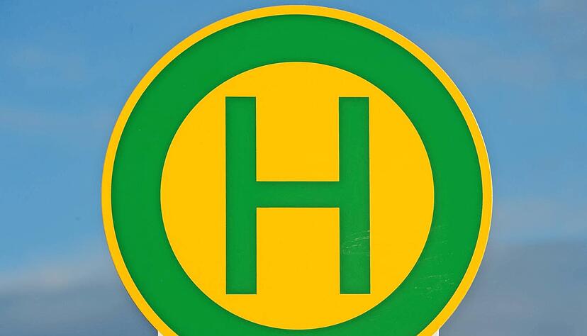 Neben den bestehenden Bushaltestellen kommen ab Januar noch sogenannte virtuelle Halte dazu. An beide kann man dann ein Fahrzeug bestellen, das zu drei verschiedenen Bahnhöfen fährt.
Foto: dpa Neben den bestehenden Bushaltestellen kommen ab Januar noch sogenannte virtuelle Halte dazu. An beide kann man dann ein Fahrzeug bestellen, das zu drei verschiedenen Bahnhöfen fährt.
Foto: dpa