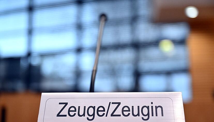 Oberlandesgerichts Karlsruhe: Jugendliche ab 15 Jahren dürfen eigenständig über ihr Aussageverhalten vor Gericht entscheiden. Oberlandesgerichts Karlsruhe: Jugendliche ab 15 Jahren dürfen eigenständig über ihr Aussageverhalten vor Gericht entscheiden.