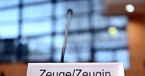 Oberlandesgerichts Karlsruhe: Jugendliche ab 15 Jahren d&uuml;rfen eigenst&auml;ndig &uuml;ber ihr Aussageverhalten vor Gericht entscheiden.