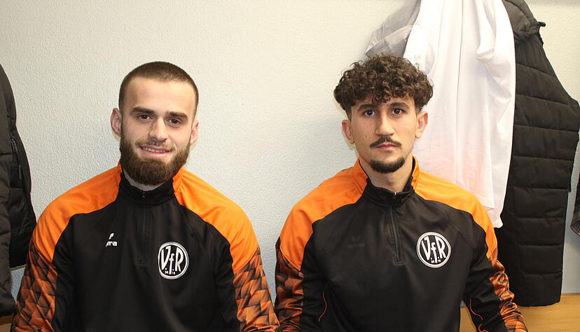 Mittelfeldspieler Adonis Krasniqi (links) und St&uuml;rmer Aris Dragulin tragen ab sofort das Trikot des VfR Heilbronn.