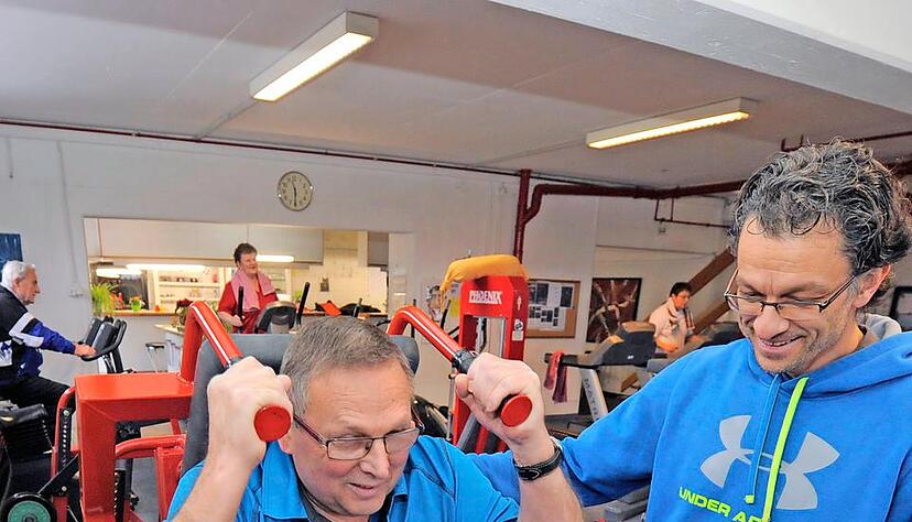 Trainer Armin Haag (r.) motiviert und unterstützt neue und langjährige Mitglieder wie Willi Wolframm während des Trainings im Studio.Fotos: Dennis Mugler