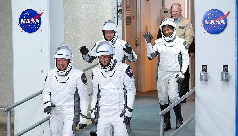 Die vier Raumfahrer der "Crew 8" haben sich vor mehr als 230 Tagen auf den Weg zur Startrampe 39-A im Kennedy Space Center in Cape Canaveral gemacht. Am Freitag sind sie auf die Erde zurückgekehrt. Hier ein Bild vor dem Abflug. (Archivbild) Die vier Raumfahrer der "Crew 8" haben sich vor mehr als 230 Tagen auf den Weg zur Startrampe 39-A im Kennedy Space Center in Cape Canaveral gemacht. Am Freitag sind sie auf die Erde zurückgekehrt. Hier ein Bild vor dem Abflug. (Archivbild)