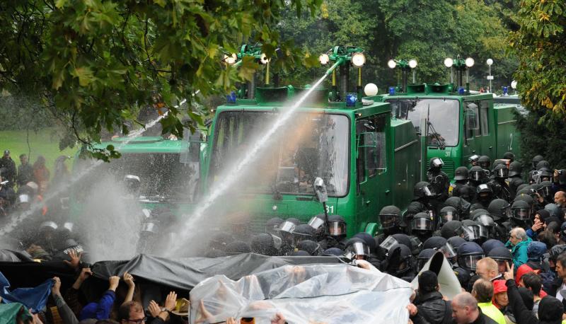 Ein Wasserwerfer spritzt in Stuttgart auf Demonstranten, die gegen die geplante Abholzung mehrerer Bäume im Park protestieren. Ein Wasserwerfer spritzt in Stuttgart auf Demonstranten, die gegen die geplante Abholzung mehrerer Bäume im Park protestieren.