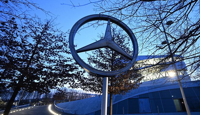 Ein Mercedes Stern, das Logo von Mercedes-Benz, steht vor der Niederlassung am Stammwerk.