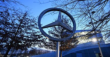 Ein Mercedes Stern, das Logo von Mercedes-Benz, steht vor der Niederlassung am Stammwerk. Ein Mercedes Stern, das Logo von Mercedes-Benz, steht vor der Niederlassung am Stammwerk.