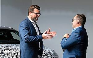 Technik-Vorstand Oliver Hoffmann (links) und Redakteur Alexander Schnell im Gespräch über den noch getarnten A5 aus Neckarsulm.