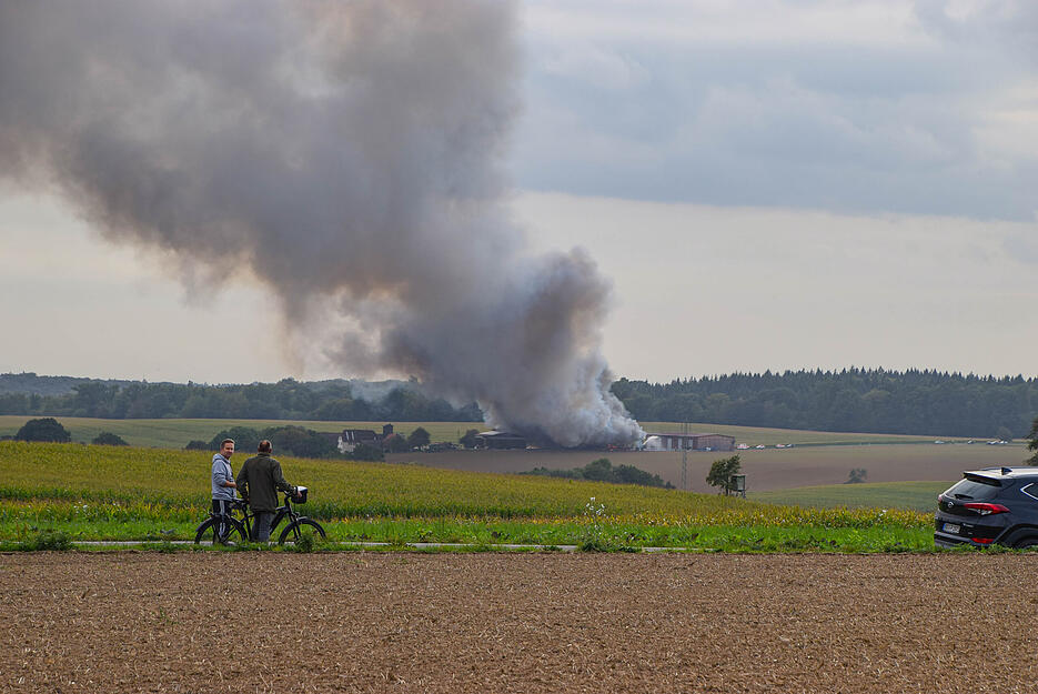 Auf dem Eulenhof zwischen Sinsheim-Steinsfurt und Ehrst&auml;dt brennt es auf einem landwirtschaftlichem Anwesen.