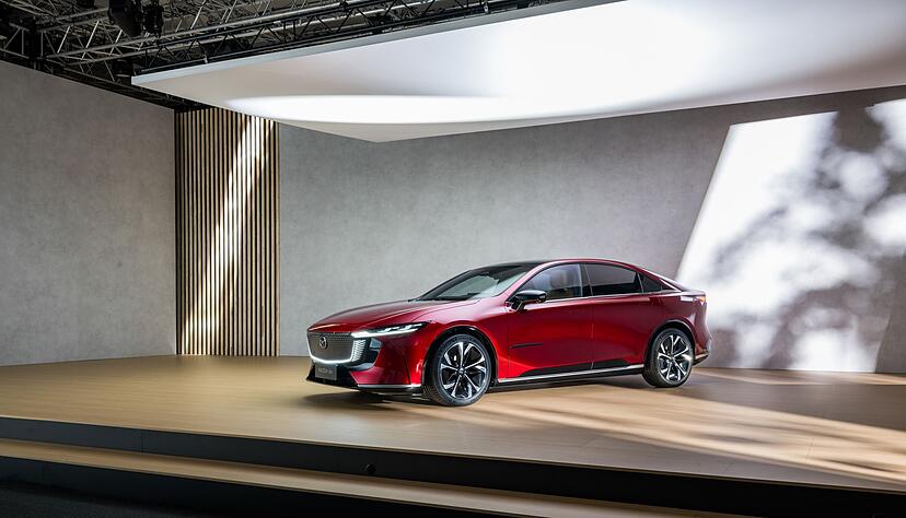 Mazda stellt ab Sommer 2025 mit dem Mazda6e eine vollelektrische Flie&szlig;heck-Limousine vor, die den bisherigen Mazda6 ersetzt.