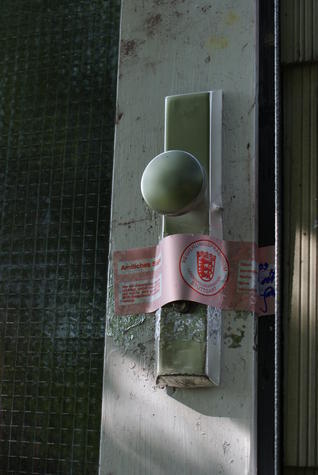 Amtlich versiegelt: die Tür zur Wohnung des Opfers in der Straße Langes Eck. Amtlich versiegelt: die Tür zur Wohnung des Opfers in der Straße Langes Eck.