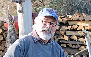 Nicht nur im Winter, wenn es schneit: Wolfgang B. macht aus großen Baumstämmen Brennholz. Foto: Annika Heffter Nicht nur im Winter, wenn es schneit: Wolfgang B. macht aus großen Baumstämmen Brennholz. Foto: Annika Heffter