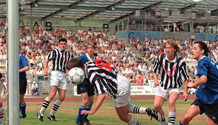 Der fliegende Rainer Baumgart: Hier markiert er verdeckt vom Ball das Tor zum 2:0 im Finale gegen Energie Cottbus. Am Ende hie&szlig; es 6:1. Nun ist der 43-J&auml;hrige selbst Trainer der VfR-A-Junioren.
Fotos: imago/Baumann