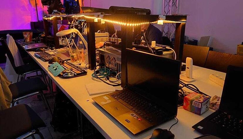 Der Verein Code for Heilbronn hat für die Chaos Party ein eigenes Netzwerk aufgebaut. An den Tischen können die Besucher ihren Arbeitsplatz einrichten. Der Verein Code for Heilbronn hat für die Chaos Party ein eigenes Netzwerk aufgebaut. An den Tischen können die Besucher ihren Arbeitsplatz einrichten.