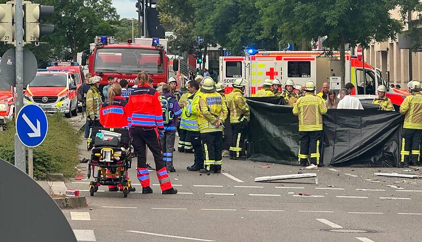Drei Fußgänger wurden beim Unfall vom Fahrzeug erfasst. Eine der Fußgängerinnen, eine 28-jährige Frau, wurde beim Aufprall so schwer verletzt, dass sie noch vor Ort ihren schweren Verletzungen erlag. Eine zweite Fußgängerin, eine 27-jährige Frau, wurde ebenfalls so schwer verletzt, dass sie, trotz notärztlicher Versorgung vor Ort und Transport mit einem Rettungshubschrauber, in einer Klinik ihren erlittenen Verletzungen erlag. Drei Fußgänger wurden beim Unfall vom Fahrzeug erfasst. Eine der Fußgängerinnen, eine 28-jährige Frau, wurde beim Aufprall so schwer verletzt, dass sie noch vor Ort ihren schweren Verletzungen erlag. Eine zweite Fußgängerin, eine 27-jährige Frau, wurde ebenfalls so schwer verletzt, dass sie, trotz notärztlicher Versorgung vor Ort und Transport mit einem Rettungshubschrauber, in einer Klinik ihren erlittenen Verletzungen erlag.