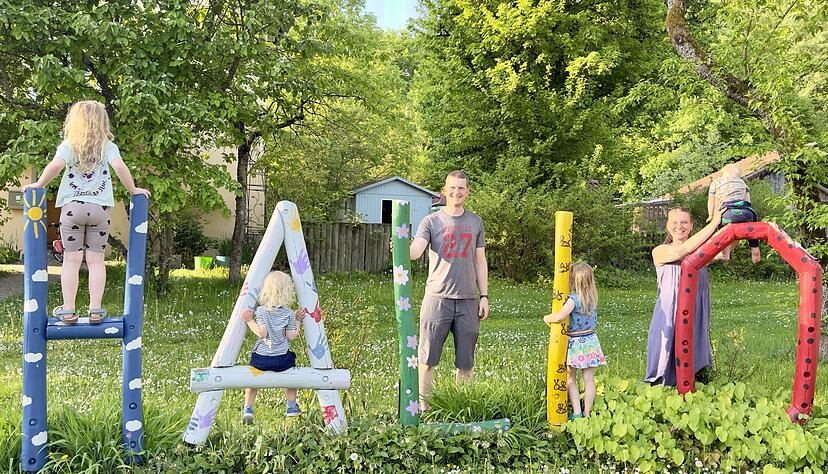 Familie Allig an ihrem neuen Wohn- und Wirkungsort, dem Albert-Schweitzer-Kinderdorf in Waldenburg.