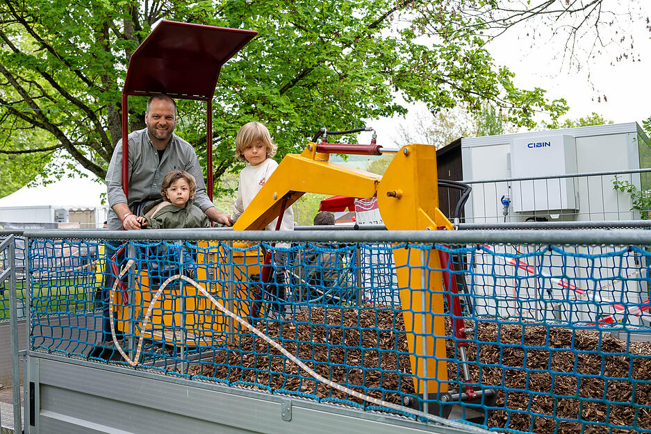 Am Sonntag ist Familientag mit verschiedenen Aktionen. Von 12 bis 17 Uhr bauen Naturparkf&uuml;hrer einen Spielparcours auf. Das ganze Wochenende &uuml;ber k&ouml;nnen Kinder auch auf einem Minibagger oder auf dem Spielplatz Spa&szlig; haben.