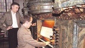 Der Bezirkskantor und hauptamtliche Organist David Dehn (links) zieht für Schüler Johannes Weiß die Register.Foto: Ute Plückthun Der Bezirkskantor und hauptamtliche Organist David Dehn (links) zieht für Schüler Johannes Weiß die Register.Foto: Ute Plückthun